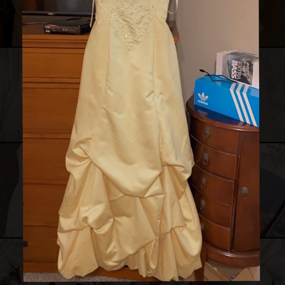 Stunning yellow prom dress
